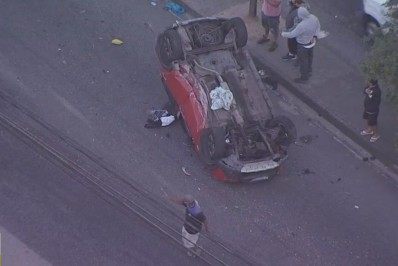 Batida entre carro e táxi em Quintino deixa homem ferido