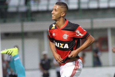 Ex-jogador do Flamengo chega ao Brasil para fechar com o Palmeiras