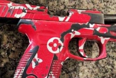 Pistola rosa com flores mostra lado vaidoso da traficante Hello Kitty