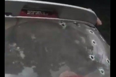 Homem é executado a tiros dentro de carro na Taquara