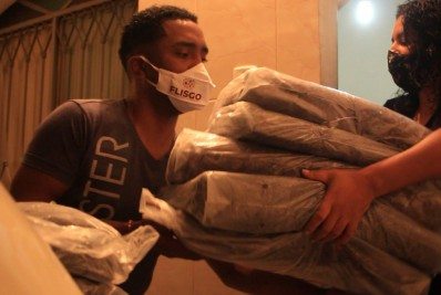 Fórum Social Gonçalense distribui cobertores e agasalhos para vulneráveis