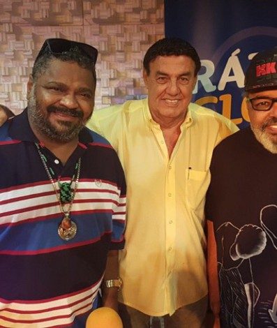 Jorge Perlingeiro com Arlindo Cruz e Jorge Aragão durante gravação do 'Samba de Primeira'. Programa sempre reuniu a nota do samba - Divulgação