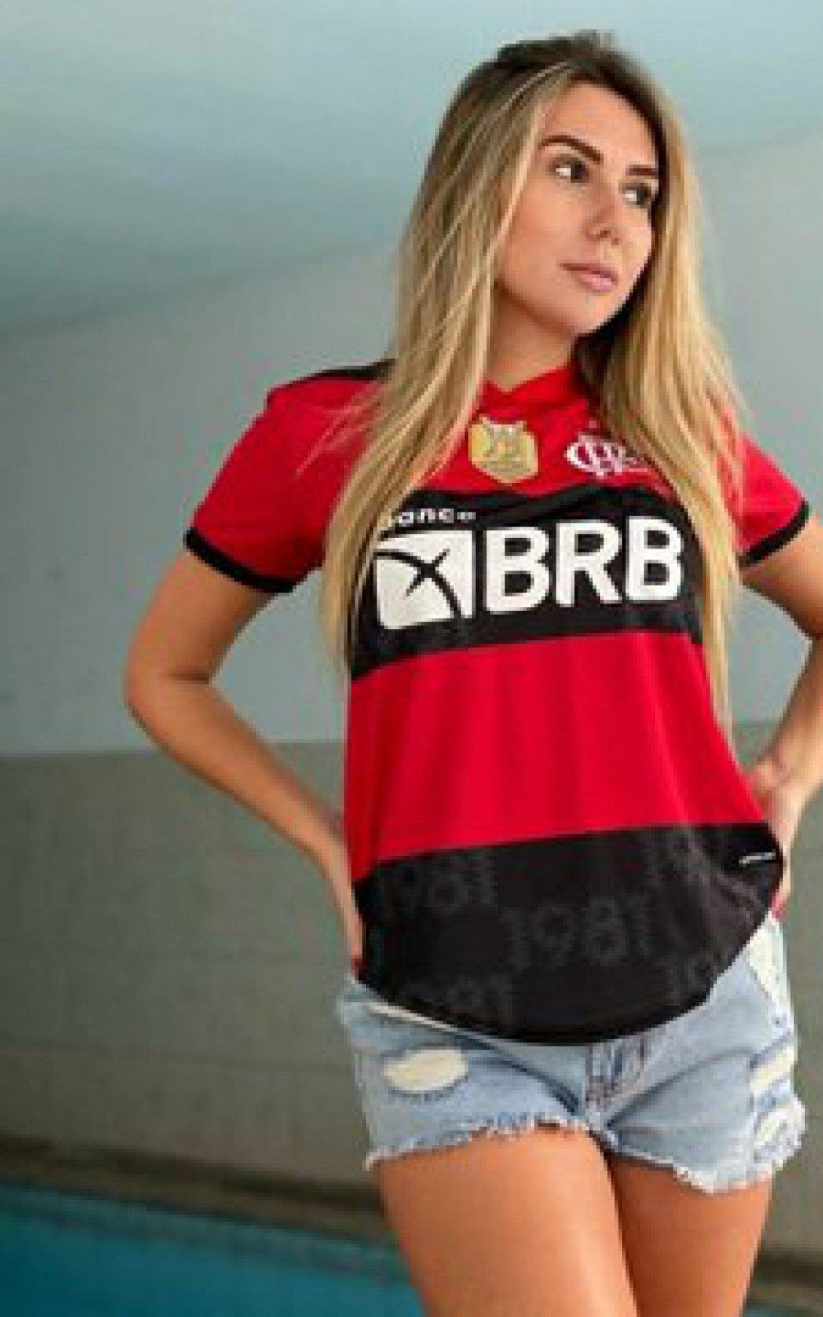 Carol Portaluppi aparece vestindo a camisa do Flamengo