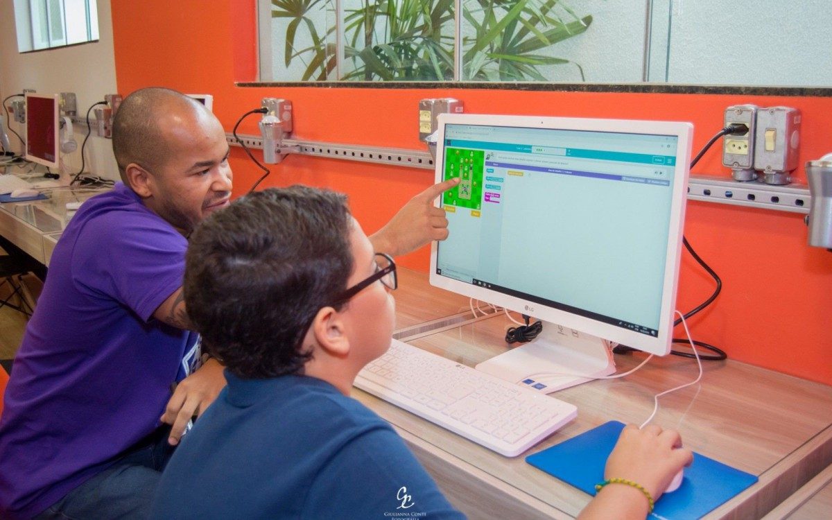 Oferta de cursos de programa&ccedil;&atilde;o e rob&oacute;tica &eacute; uma op&ccedil;&atilde;o para crian&ccedil;as e jovens