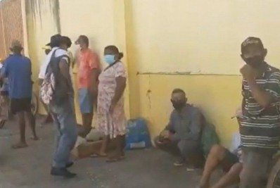 Vídeo: brasileiros formam fila para receber doação de ossos com restos de carne