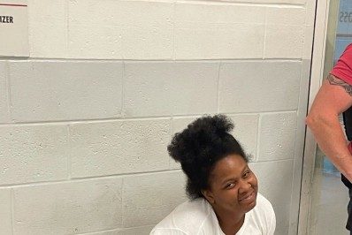 Mulher suspeita acaba presa após pedir recompensa pela própria captura