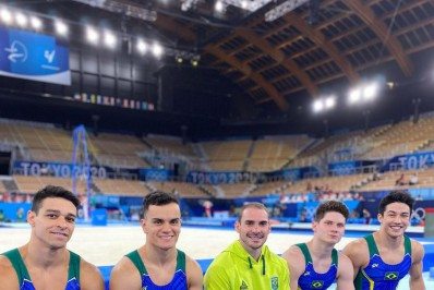 Seleção masculina de ginástica artística faz treino de pódio em Tóquio