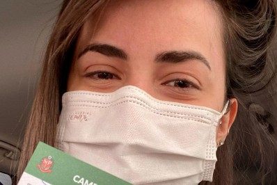 'Tomei pela gente, pai!', diz Mari Palma ao ser vacinada contra a Covid-19