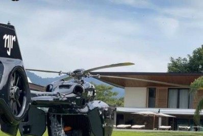 Neymar posa com helicóptero de R$ 15 milhões