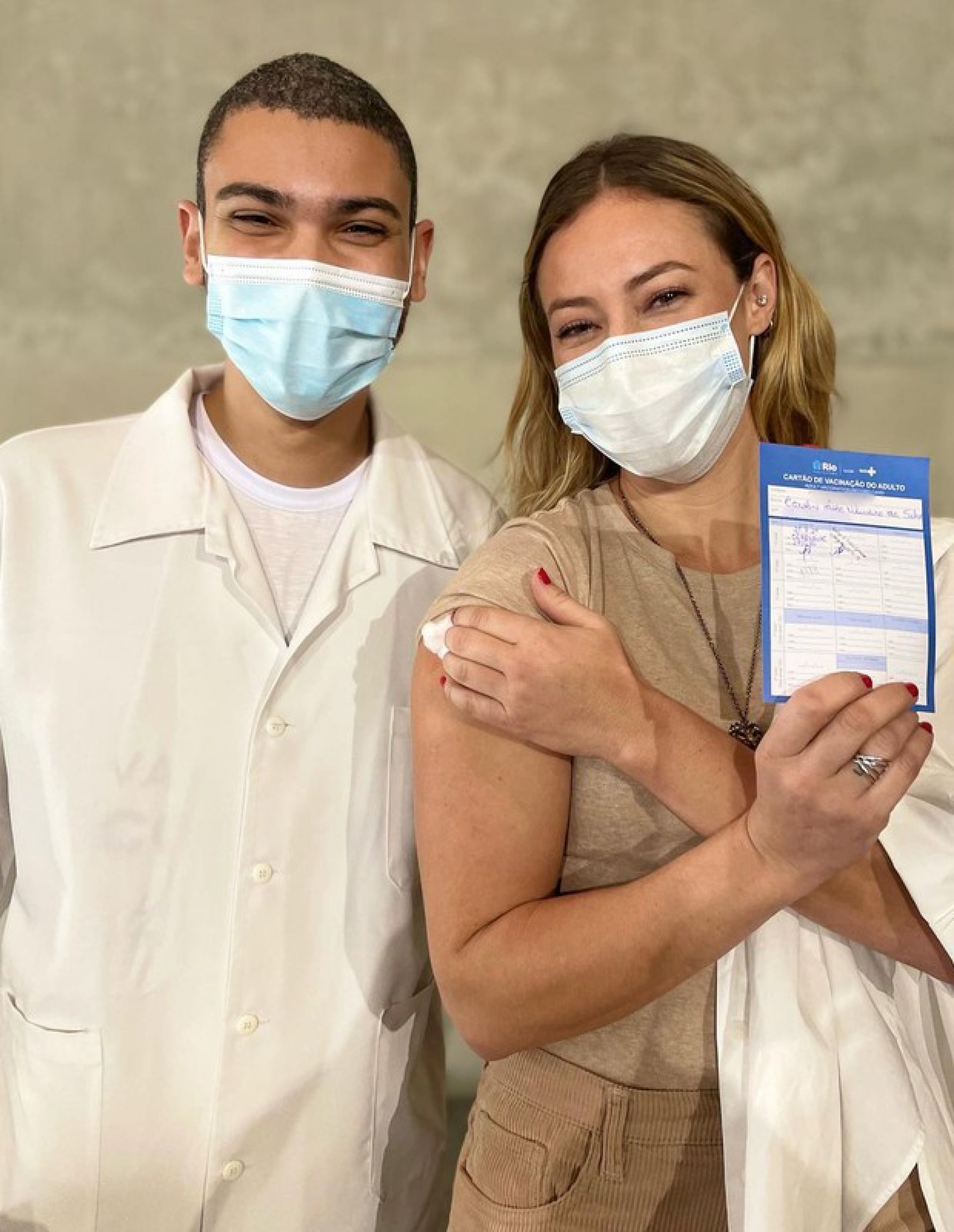 Paolla Oliveira é vacinada contra a covid-19 - Reprodução Internet