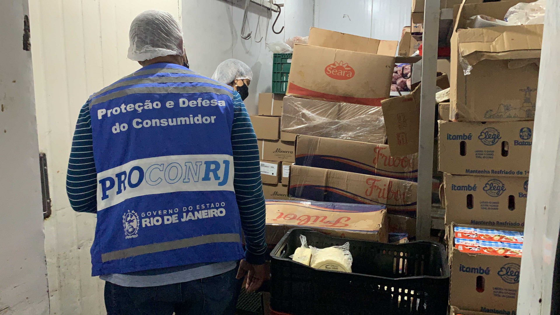 Procon-RJ descarta mais de meia tonelada de alimentos em ação realizada em supermercados - Divulgação / Procon-RJ