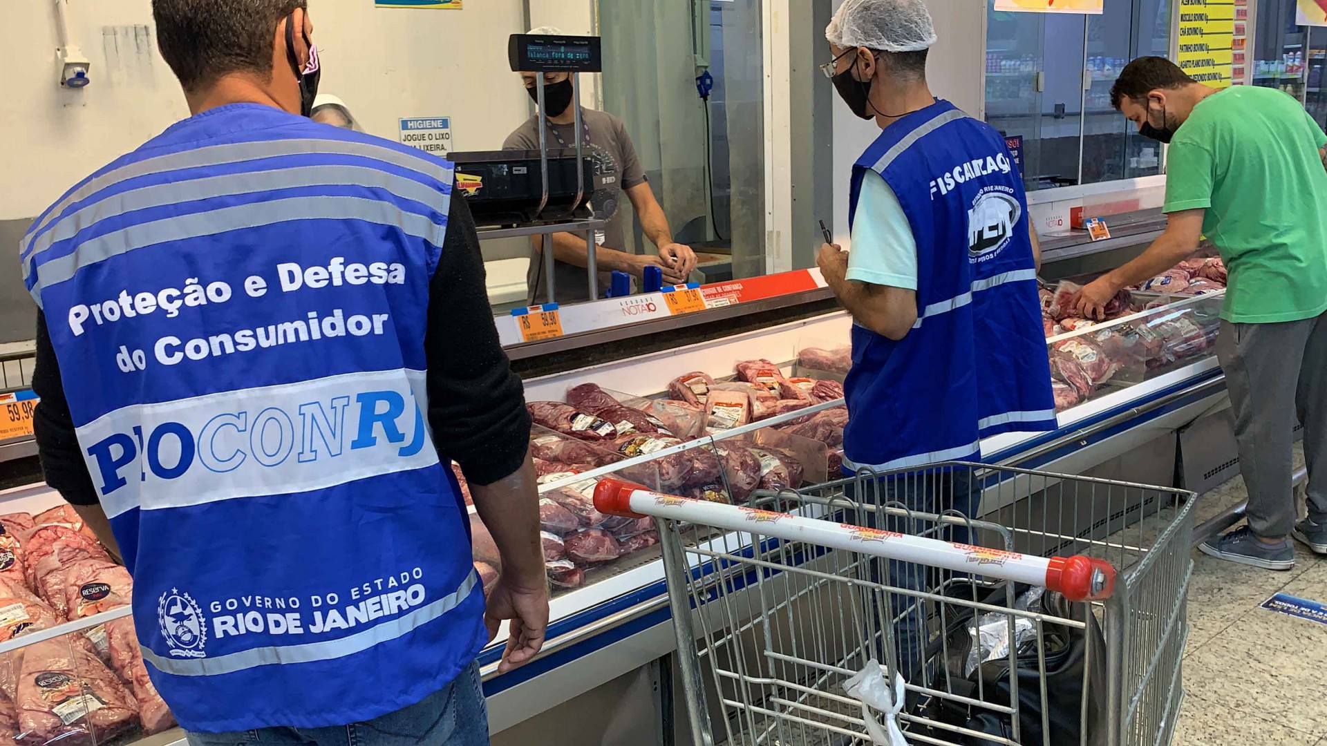 Procon-RJ descarta mais de meia tonelada de alimentos em ação realizada em supermercados - Divulgação / Procon-RJ