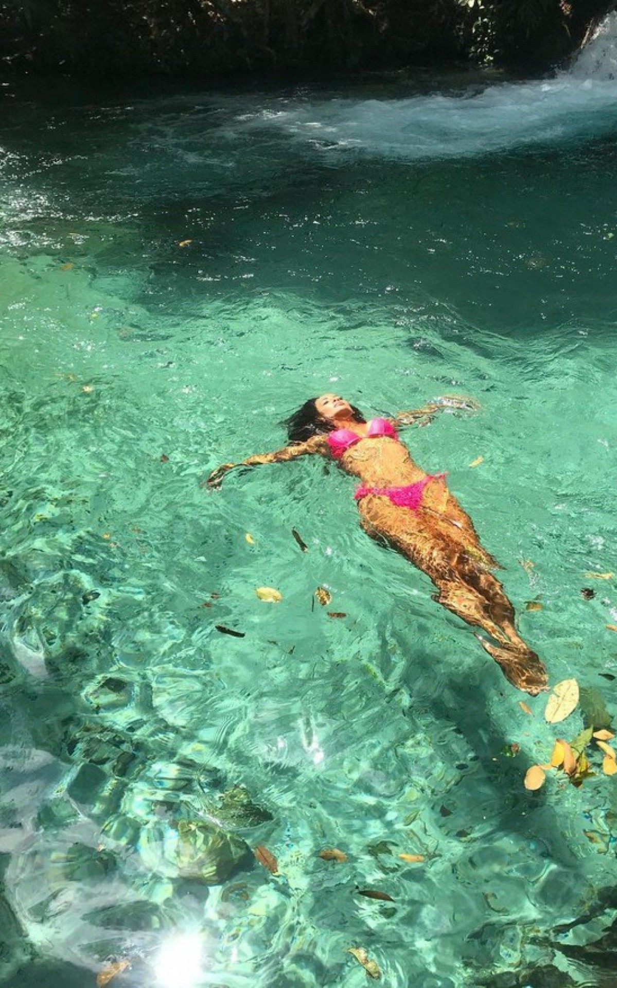 Carol Nakamura exibe corpo escultural no Jalap&atilde;o