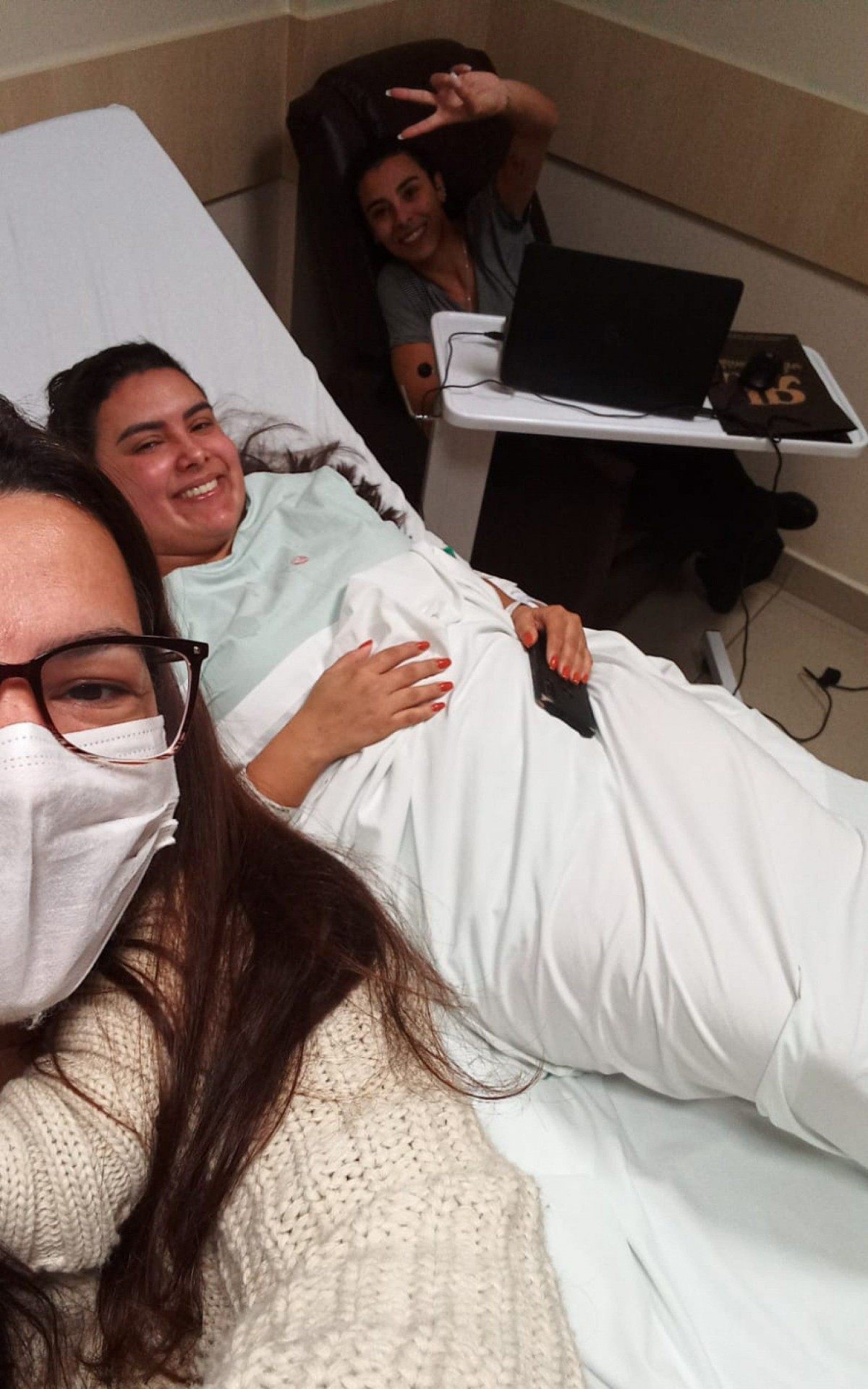 Lenize Alves na enfermaria acompanhada da mãe e irmã - Divulgação