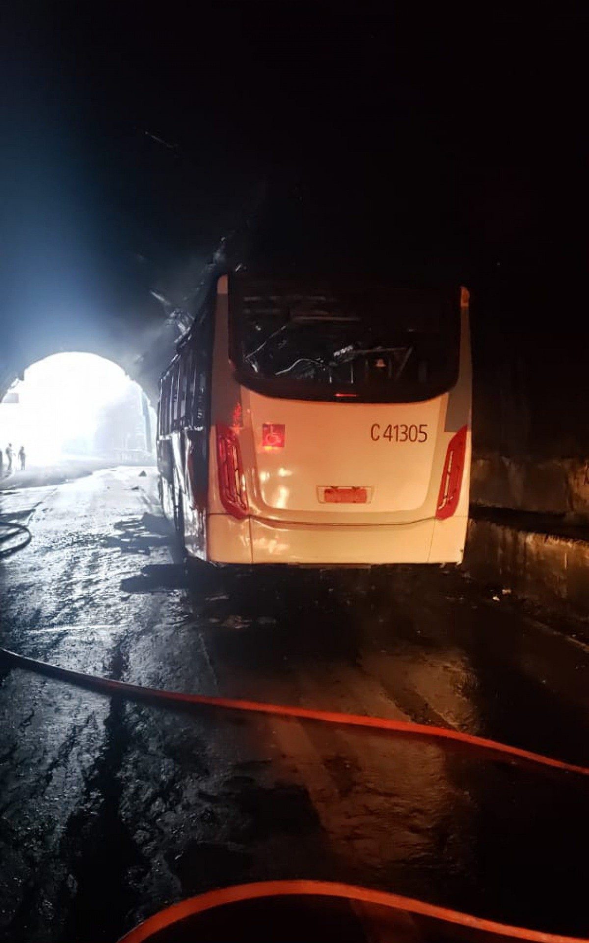 Ônibus pega fogo na primeira galeria do túnel Rebouças, sentido Centro - WHATSAPP O DIA