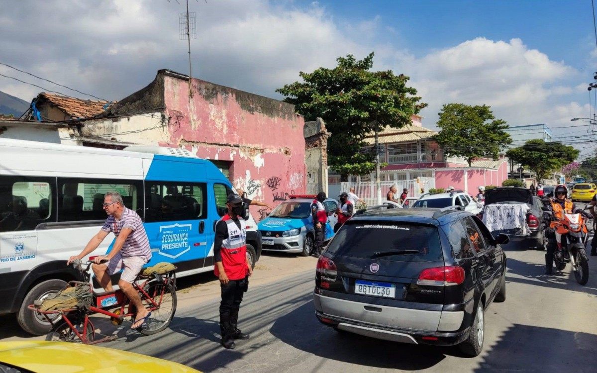 PM fazia abordagem a carro suspeito quando criminosos atiraram granada - Reprodução