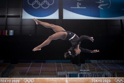  Simone Biles brilha em treino e arranca aplausos no Centro de Ginástica Ariake