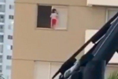 Vídeo: criança é flagrada caminhando em janela de prédio