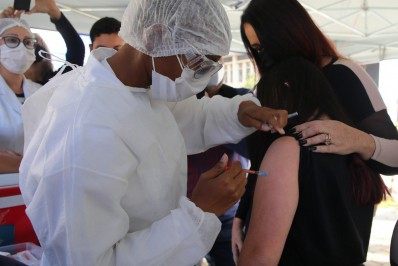 Niterói vacina adolescentes com comorbidades ou deficiências permanentes contra Covid-19