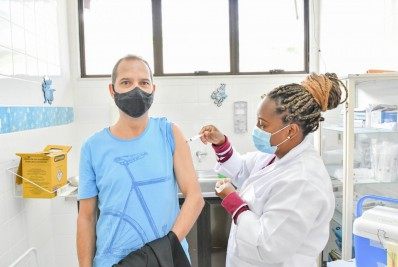 Moradores de 36 anos serão vacinados nesta sexta-feira