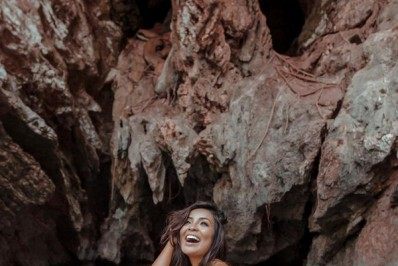 Carol Nakamura exibe as curvas em fotos no Jalapão