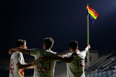 Camisas do orgulho LGBTQIA+ de clubes cariocas rendem mais de 100 mil reais em leilão