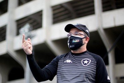 'Não é um problema', diz Enderson Moreira sobre contratação de quinto lateral-esquerdo pelo Botafogo