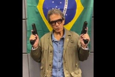 Em vídeo, Roberto Jefferson surge armado e chama embaixador de 'macaco chinês'