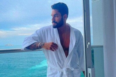 Ex-BBB Bil Araújo posa de roupão em hotel e fãs perguntam: 'Quem tirou a foto?'