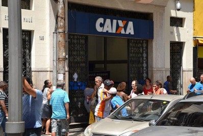 Homem é preso por injúria racial após xingar vigilante de agência da Caixa Econômica