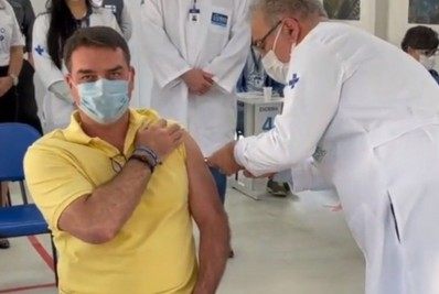 Flávio Bolsonaro toma primeira dose da vacina contra a covid-19