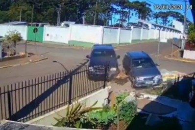Vídeo! Casa é atingida por dois acidentes de carro em quatro dias e tem fachada destruída