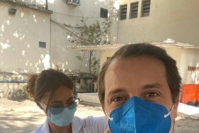 Com figurino de gravação, Gregorio Duvivier toma vacina contra o coronavírus