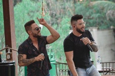 João Bosco e Gabriel lançam 'Cola Aqui'