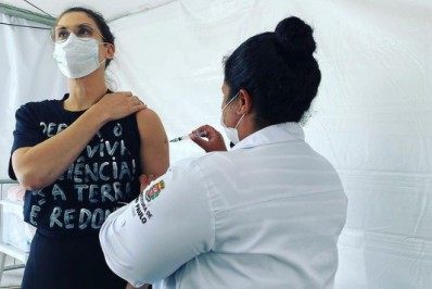 Paola Carosella recebe segunda dose da vacina contra o coronavírus