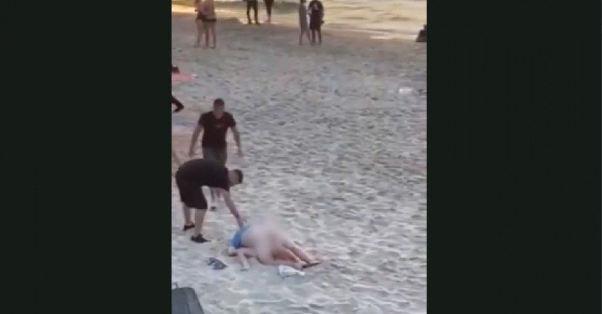 Dois homens tentaram interromper o casal que fazia sexo na praia - Reprodu&ccedil;&atilde;o de v&iacute;deo