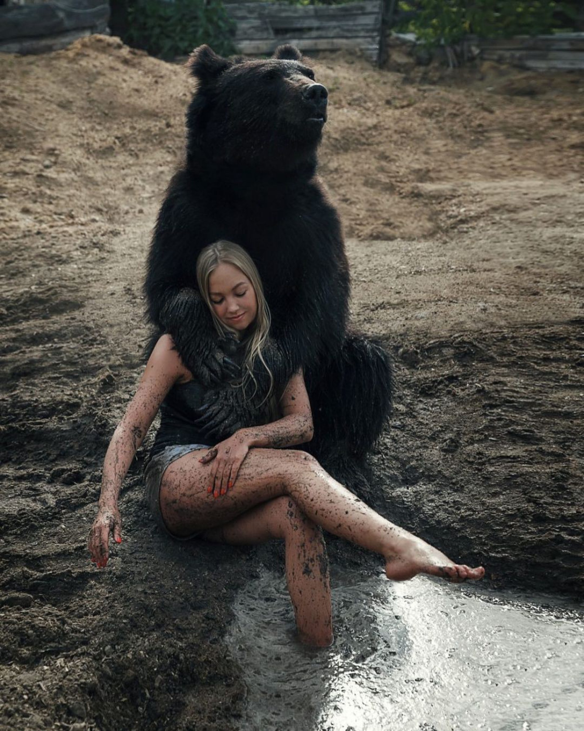 Mulher aparece com o urso 