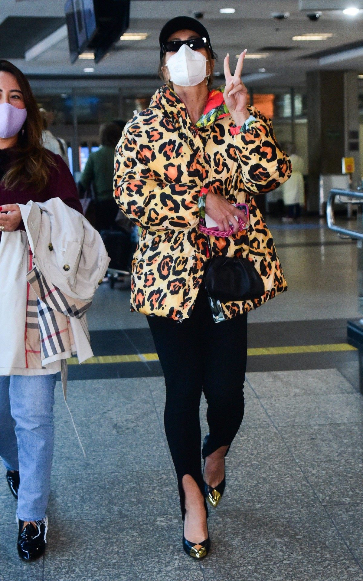 Sabrina Sato surge irreconhec&iacute;vel em aeroporto de SP