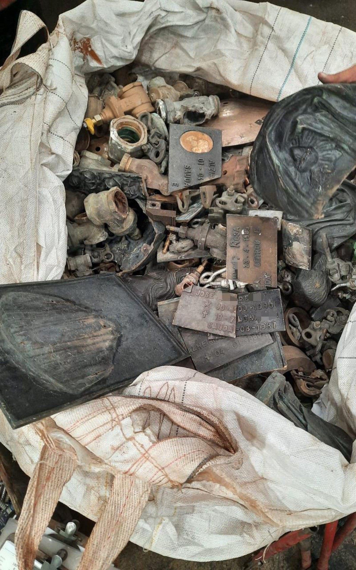 Policiais da DRF encontraram pe&ccedil;as f&uacute;nebres como l&aacute;pides e est&aacute;tuas crist&atilde;s de bronze entre os objetos apreendidos na opera&ccedil;&atilde;o Caminho do Cobre 