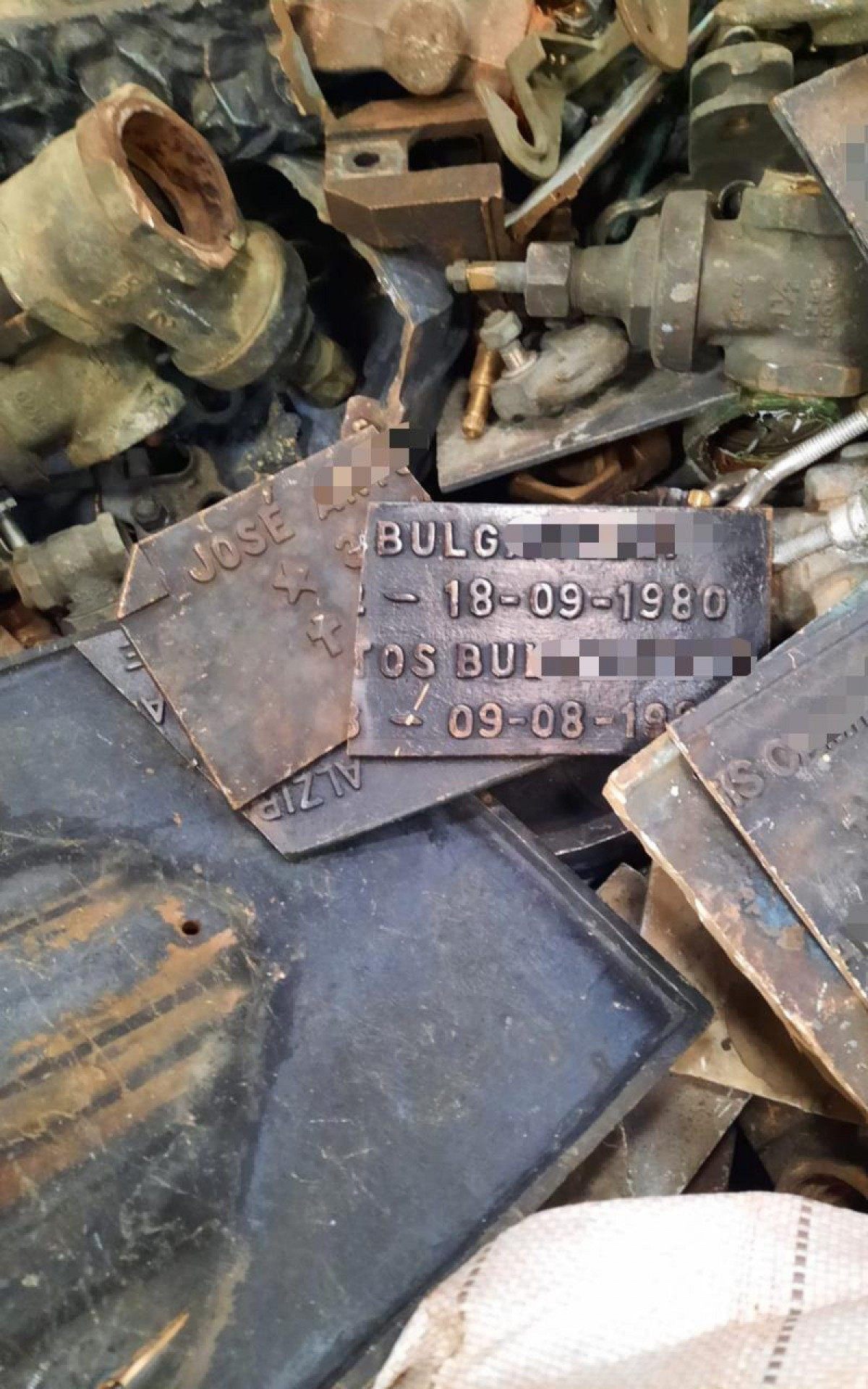 Policiais da DRF encontraram pe&ccedil;as f&uacute;nebres como l&aacute;pides e est&aacute;tuas crist&atilde;s de bronze entre os objetos apreendidos na opera&ccedil;&atilde;o Caminho do Cobre 