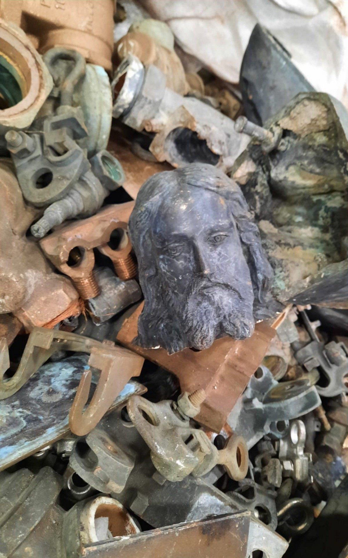 Policiais da DRF encontraram pe&ccedil;as f&uacute;nebres como l&aacute;pides e est&aacute;tuas crist&atilde;s de bronze entre os objetos apreendidos na opera&ccedil;&atilde;o Caminho do Cobre 