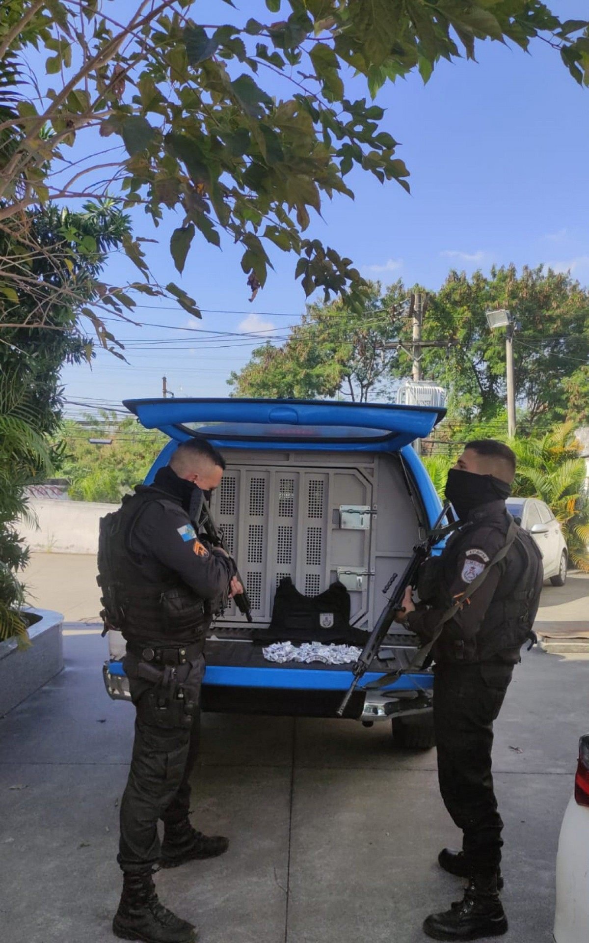 Policiais do 41º BPM apreendem colete da PM e drogas com dupla de criminosos em Honório Gurgel - Divulgação/PMERJ