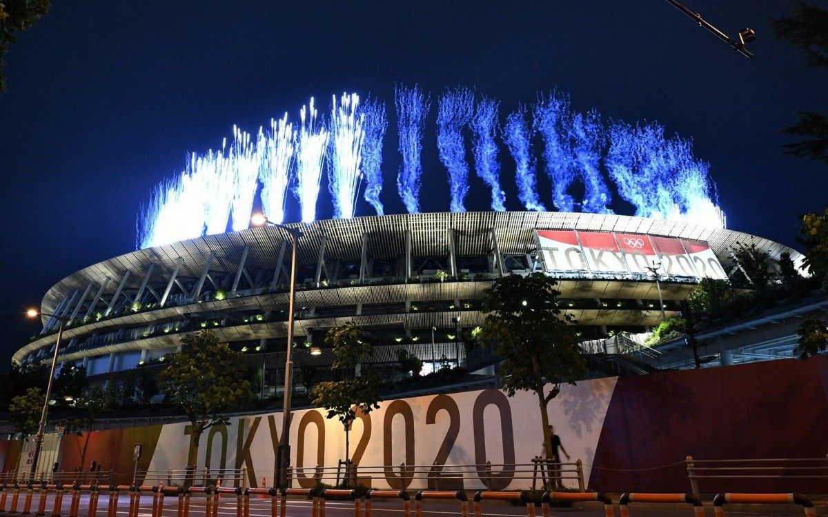 Queima de fogos na parte externa do est&aacute;dio ol&iacute;mpico do Jap&atilde;o