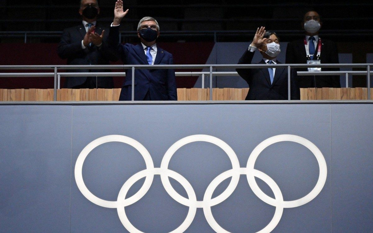 Presidente do COI, Thomas Bach (L) e o imperador do Jap&atilde;o, Naruhito