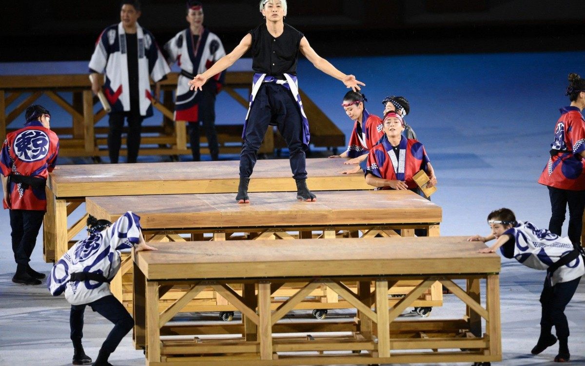 Dan&ccedil;arinos fazem performance em T&oacute;quio