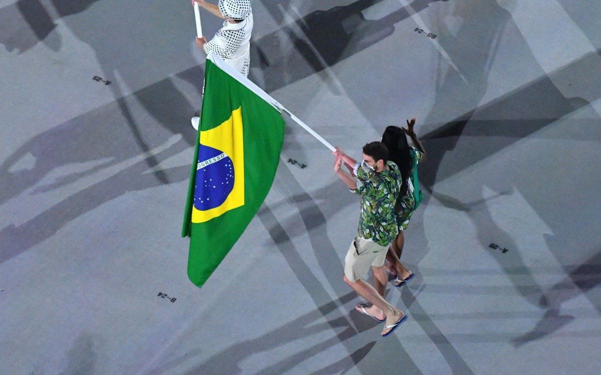 Ketleyn Quadros e Bruninho entraram com a bandeia brasileira