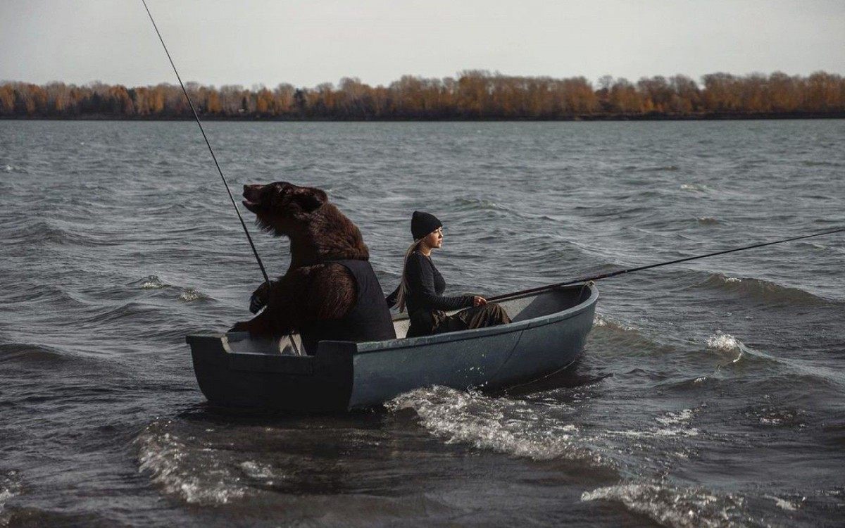 Mulher aparece com o urso 