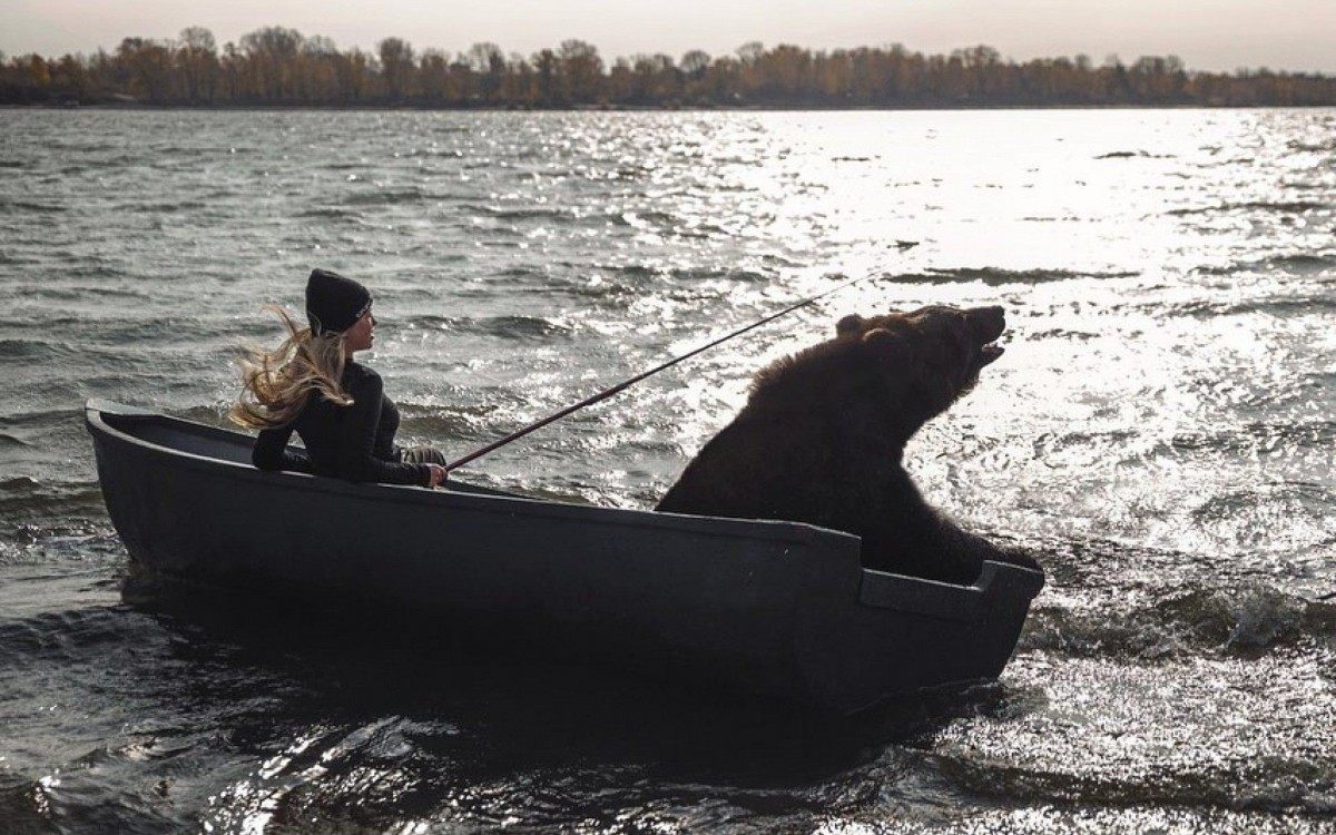Mulher aparece com o urso 