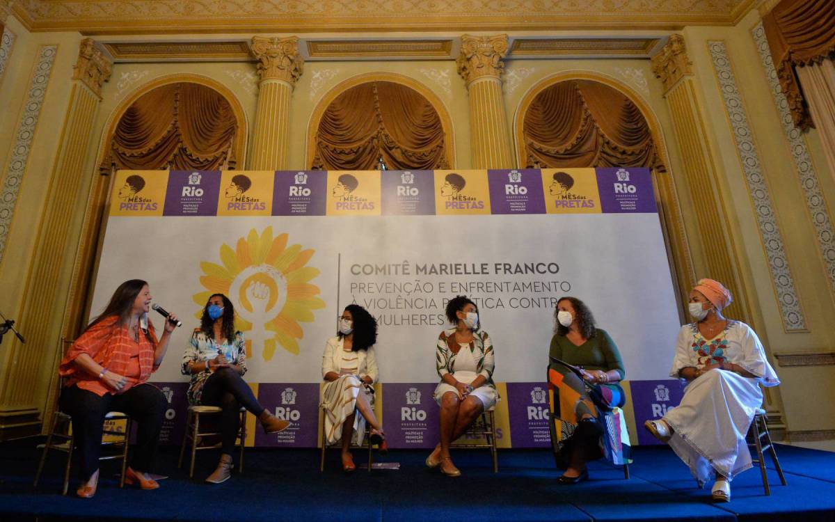 Rio de Janeiro - 23/07/2021 - CIDADE/ Rio de Janeiro/ Cidadania - A secret&aacute;ria de Pol&iacute;ticas e Promo&ccedil;&atilde;o da Mulher, Joyce Trindade, anunciam a cria&ccedil;&atilde;o do Comit&ecirc; Marielle Franco de Preven&ccedil;&atilde;o e Enfrentamento &agrave; Viol&ecirc;ncia Pol&iacute;tica Contra as Mulheres. A iniciativa re&uacute;ne treze institui&ccedil;&otilde;es do executivo, legislativo, judici&aacute;rio e da sociedade civil para execu&ccedil;&atilde;o de a&ccedil;&otilde;es de mem&oacute;ria, monitoramento e informa&ccedil;&atilde;o, com objetivo de combater os casos de viol&ecirc;ncia pol&iacute;tica contra as mulheres na cidade. na foto Laura Carneiro , Annielle Franco,  Joyce Trindade Vereadora Renata Souza e Jandira Feghali  Foto : F&aacute;bio Costa/ Ag.O Dia