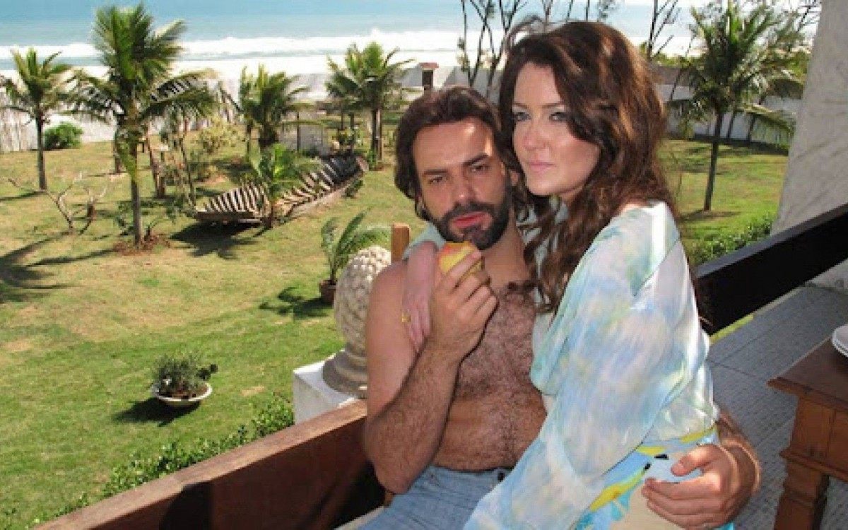 Na casa em que Maysa morou na década de 1970, em Maricá, Jayme Monjardim gravou cenas que retratatam o amor da cantora por Carlos Alberto, interpretado por Marat Descartes, na minissérie da Globo